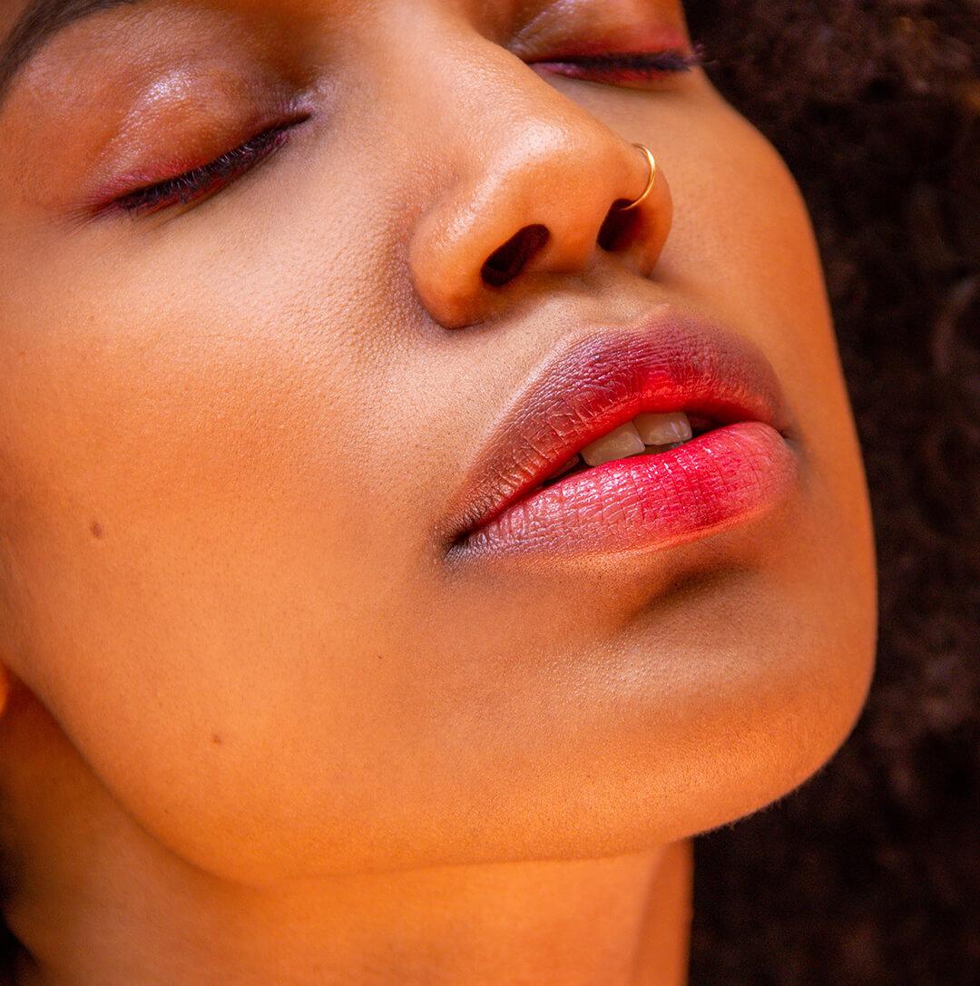 Close-up image of Bianca Alexa wearing an ombré red lip look Desktop