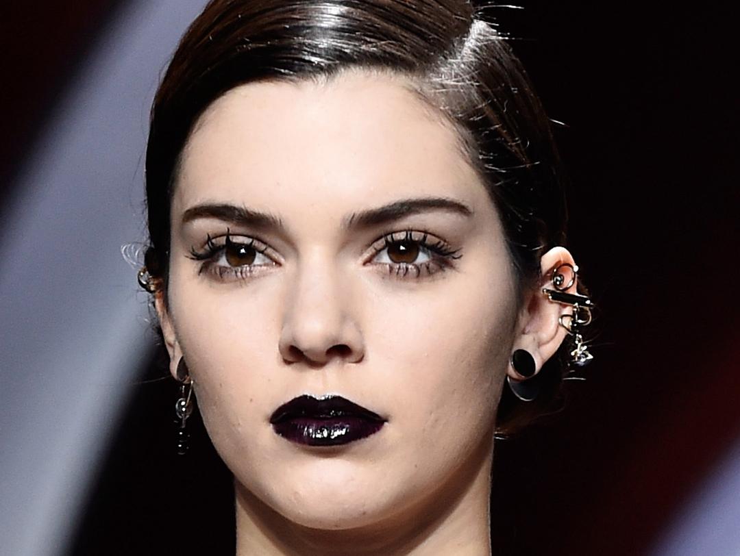 A photo of Kendall Jenner with a goth look wearing black lipstick Desktop