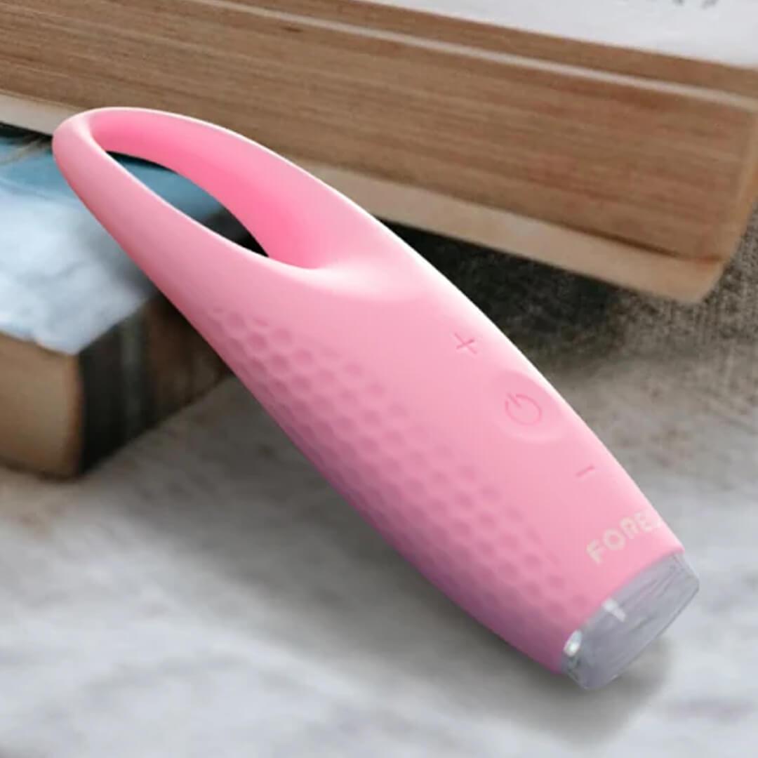 FOREO IRIS™ 2 Rejuvenating Eye Massager Desktop