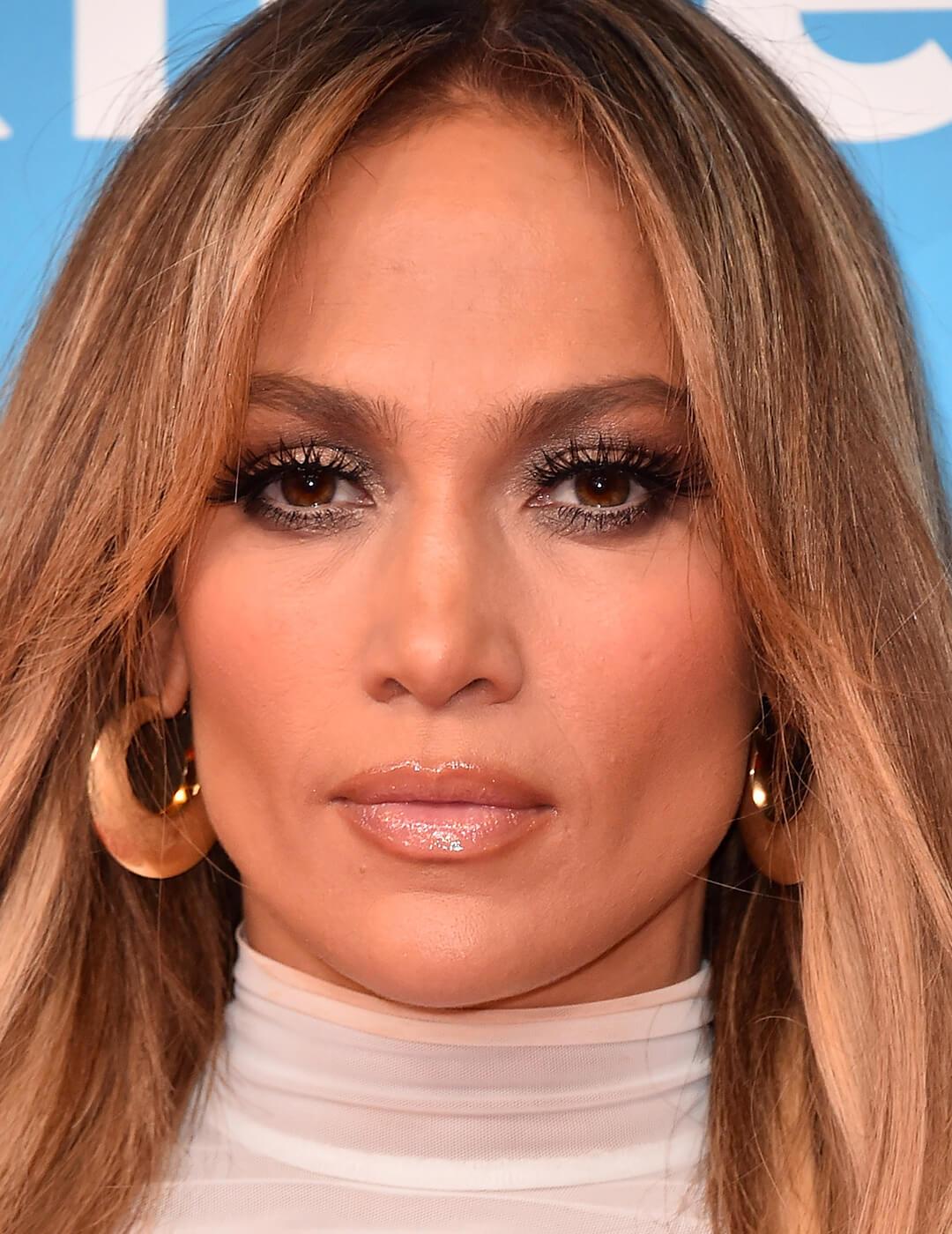 A photo of Jennifer Lopez with silve smoky eyes Desktop
