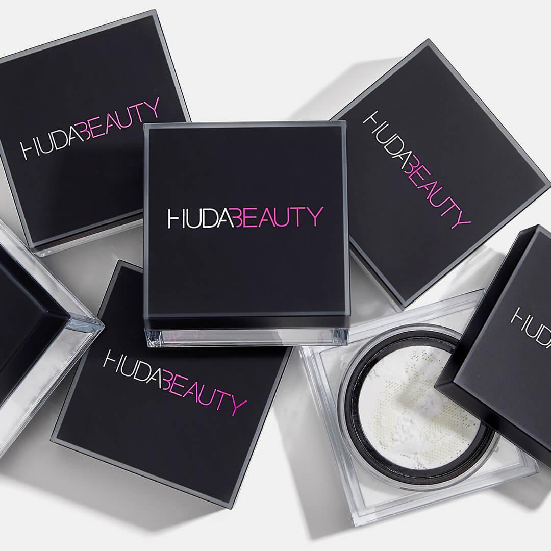 HUDA BEAUTY Easy Bake Loose Baking & Setting Powder in Sugar Cookie Desktop