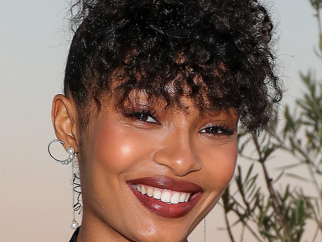 Close-up of Yara Shahidi looking glam and smiling Desktop