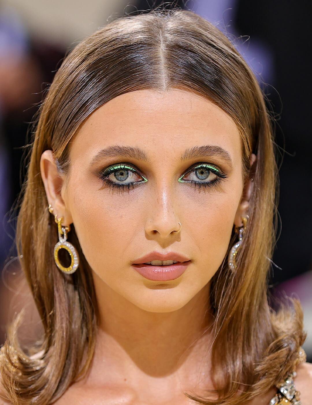 Emma Chamberlain rocking a black and neon green eyeshadow look at the red carpet Desktop