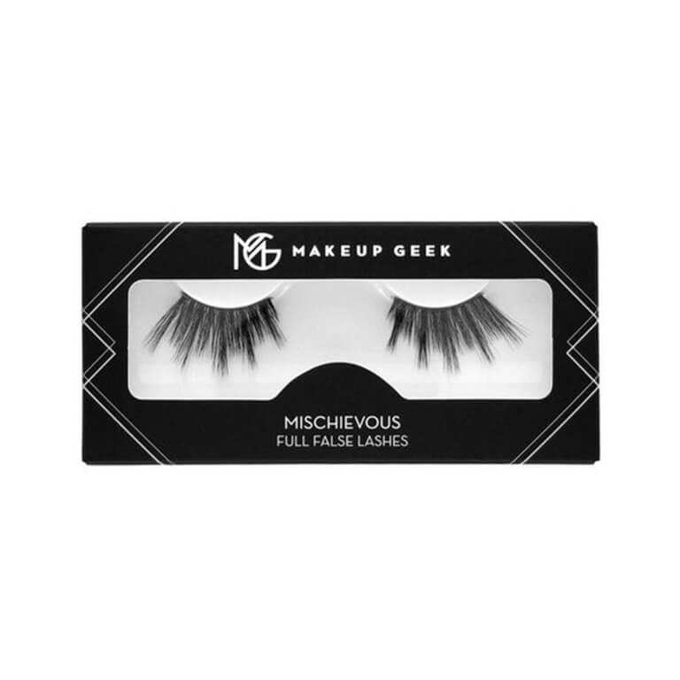 Best falsies from MAKEUP GEEK and a model wearing light pink eyeshadow and natural-looking falsies Mobile