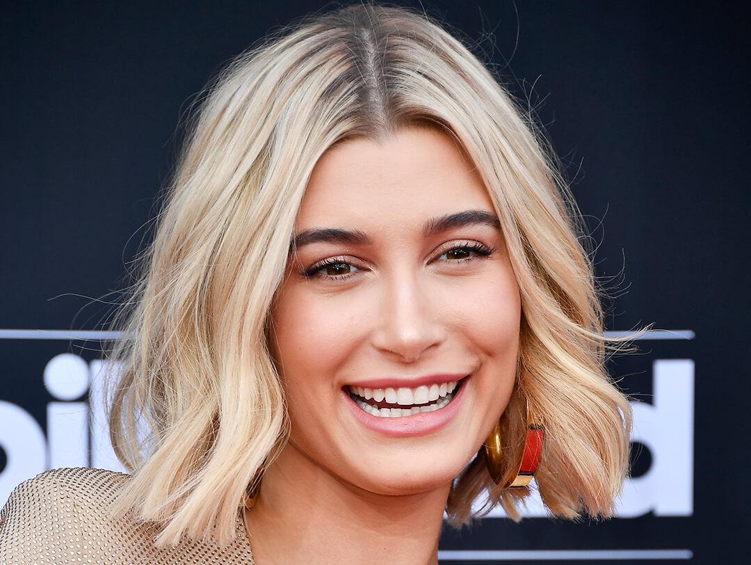 Close-up of Hailey Baldwin smiling and rocking a no-makeup makeup look on the red carpet Desktop