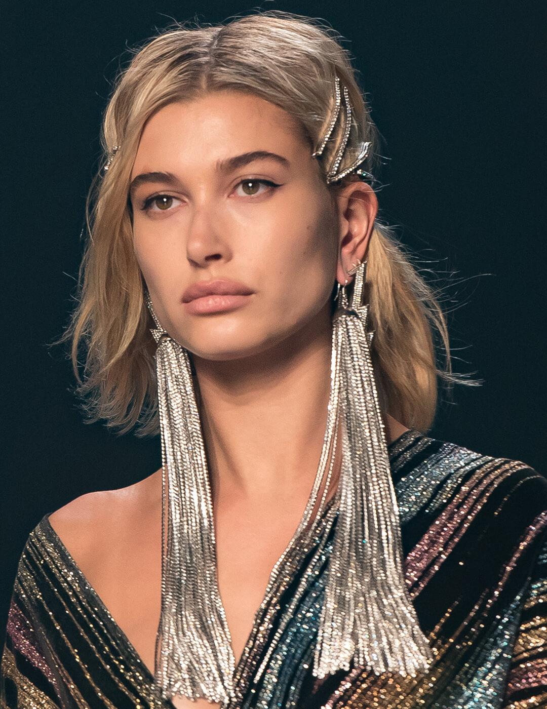Hailey Baldwin rocking bold silver accessories and a no-makeup makeup look on the runway Desktop