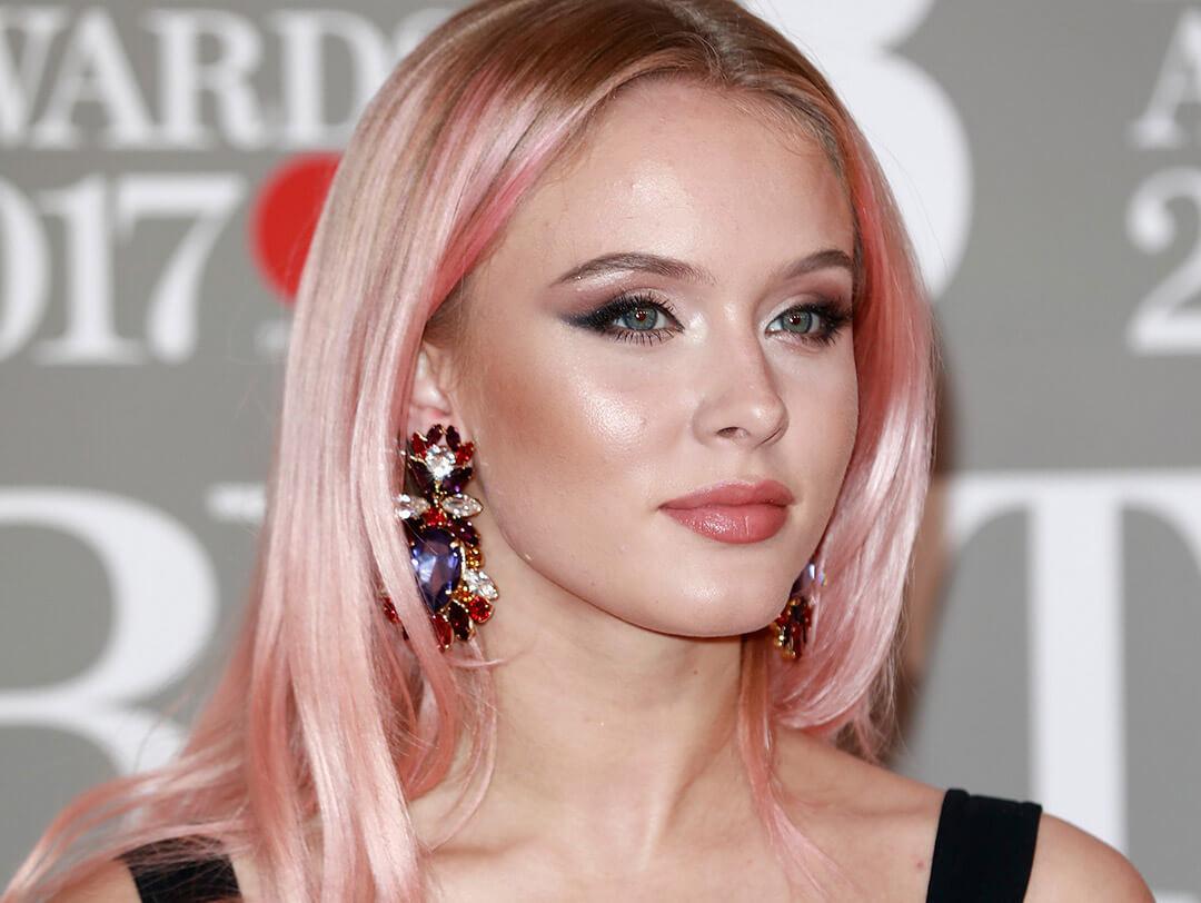 A photo of Zara Larsson with a glossy pastel pink hair Desktop