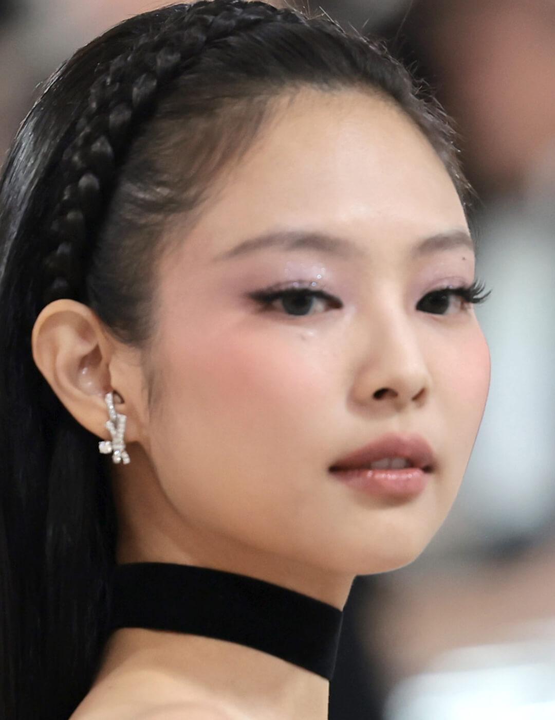 Jennie Kim attends The 2023 Met Gala Celebrating "Karl Lagerfeld: A Line Of Beauty" at The Metropolitan Museum of Art on May 01, 2023 in New York City Mobile