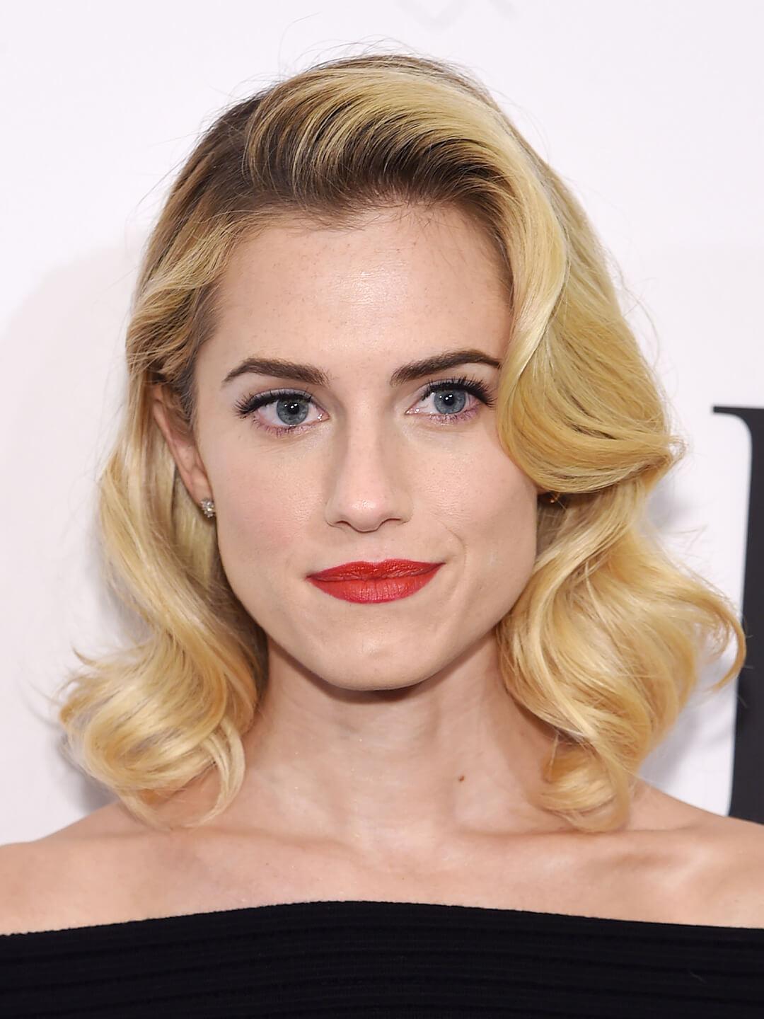 Allison Williams with retro, wavy hairstyle Desktop
