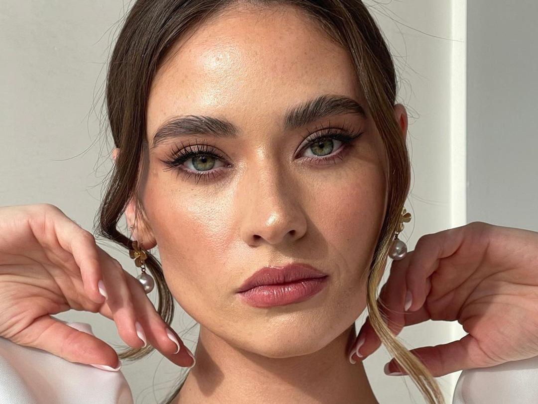 Close-up photo of a beautiful woman showcasing her green eyes with subtle make-up look Desktop