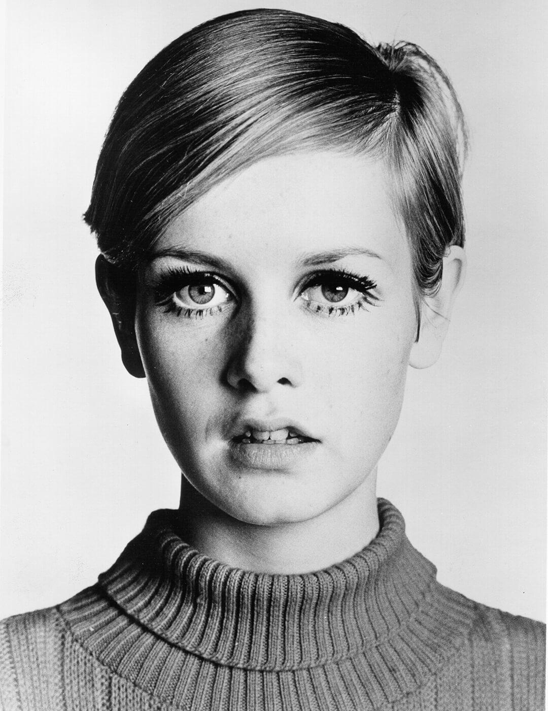Black and white portrait of English supermodel Twiggy Desktop
