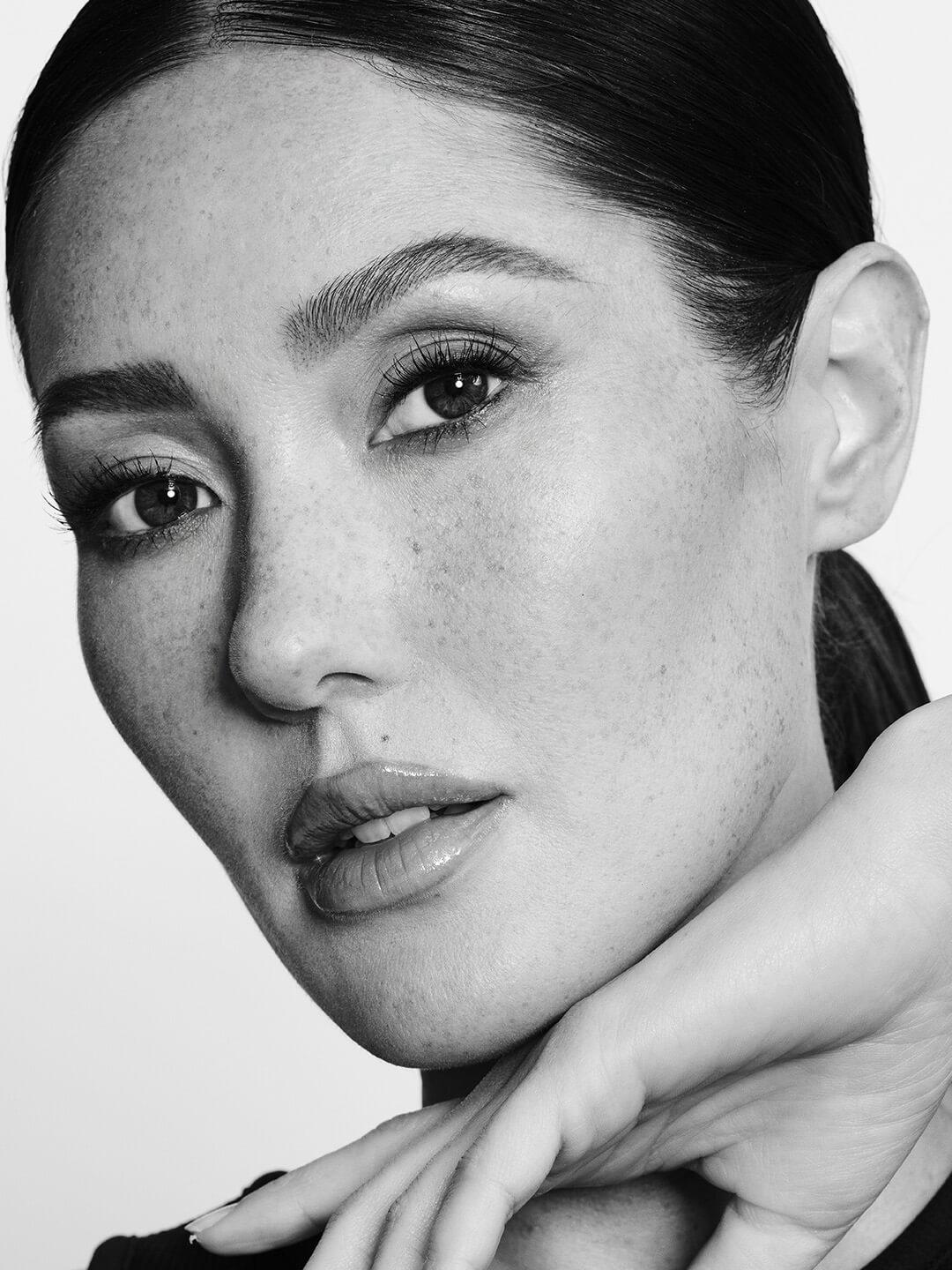 Black and white portrait of a beautiful model Desktop