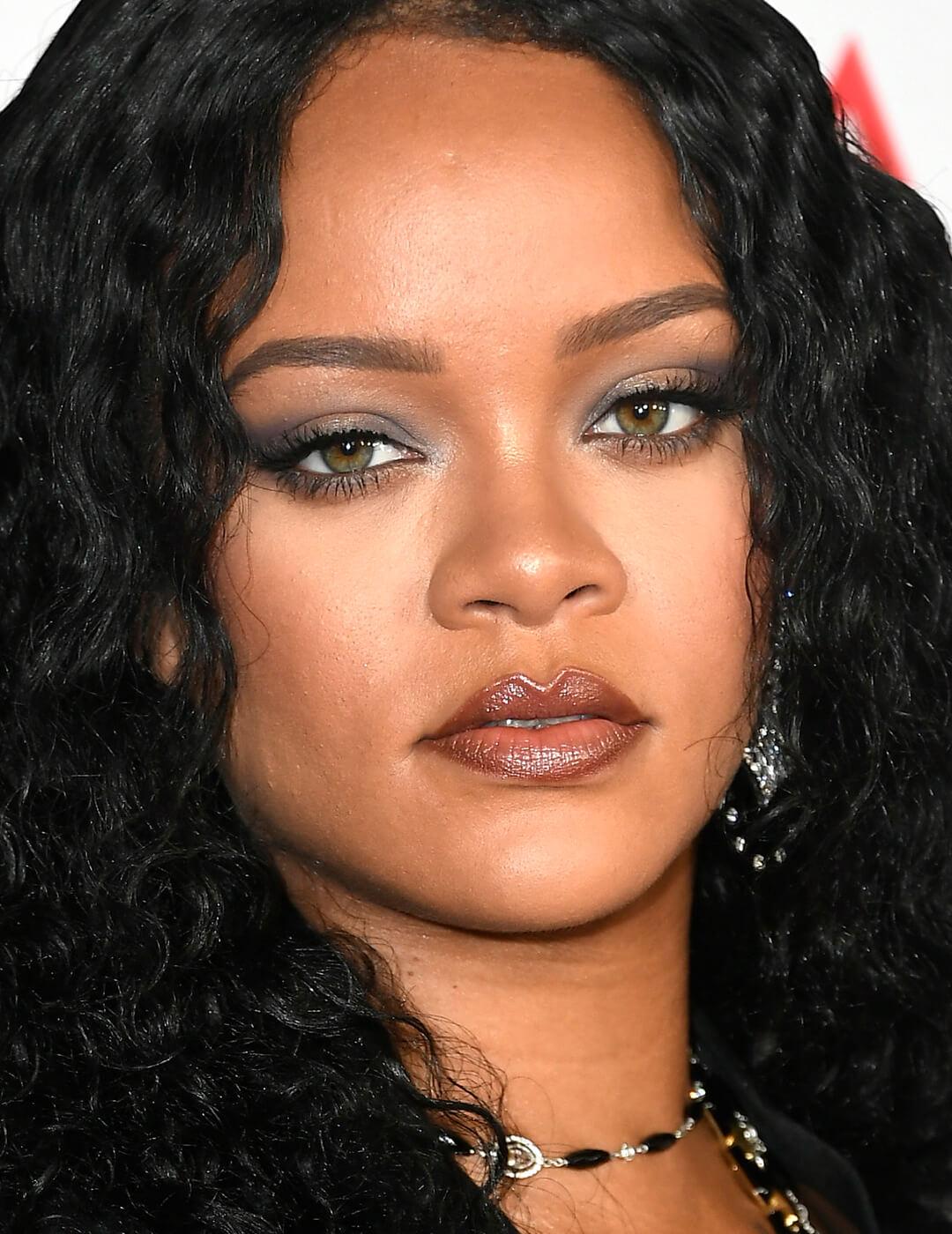 Rihanna rocking curly hair and gunmetal grey eyeshadow makeup look Desktop