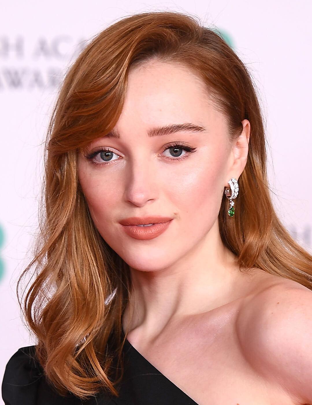 An image of Phoebe Dynevor showing her strawberry blonde hair Mobile