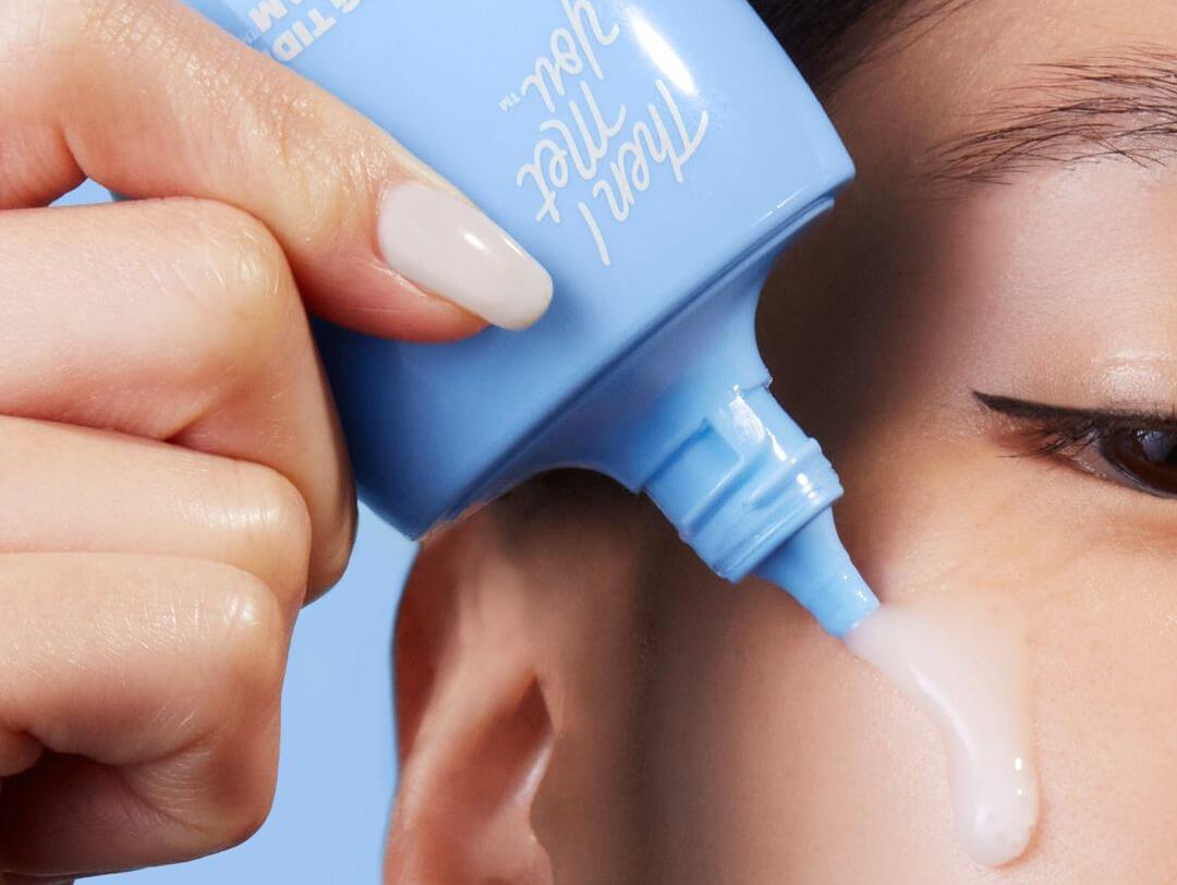 Close-up of a young woman putting THEN I MET YOU Calming Tide Gel Cream on her face Desktop