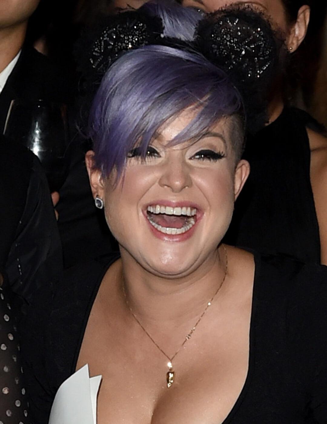 Kelly Osbourne with blue hair laughing Desktop