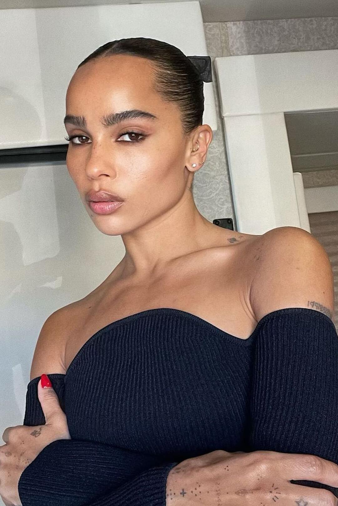 A photo of Zoë Kravitz with siren eyes and a natural makeup look Desktop