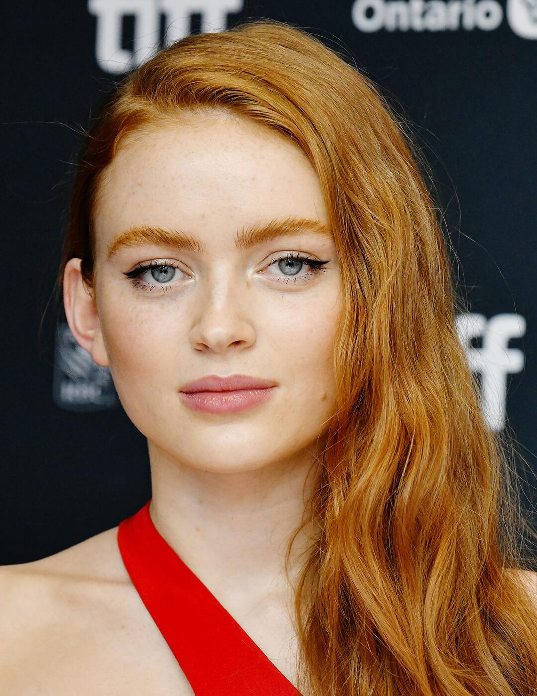 Sadie Sink rocking a side-parted hairstyle Desktop