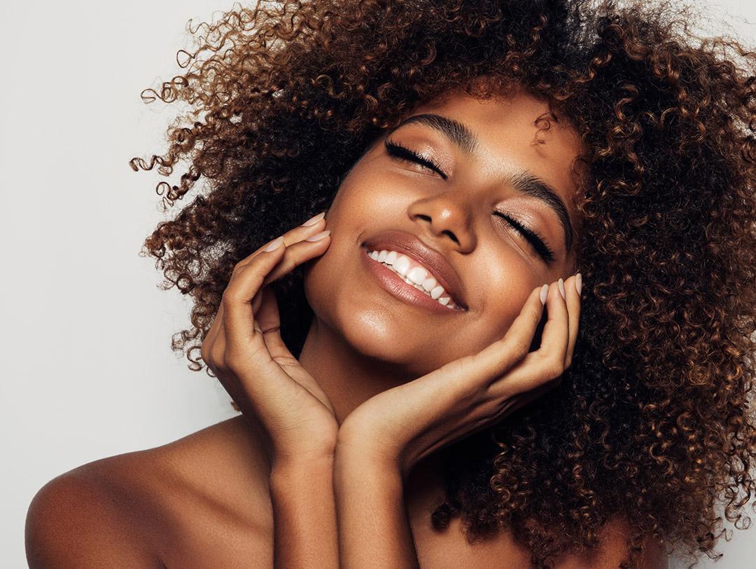 A photo of a woman of color with perfect makeup Desktop