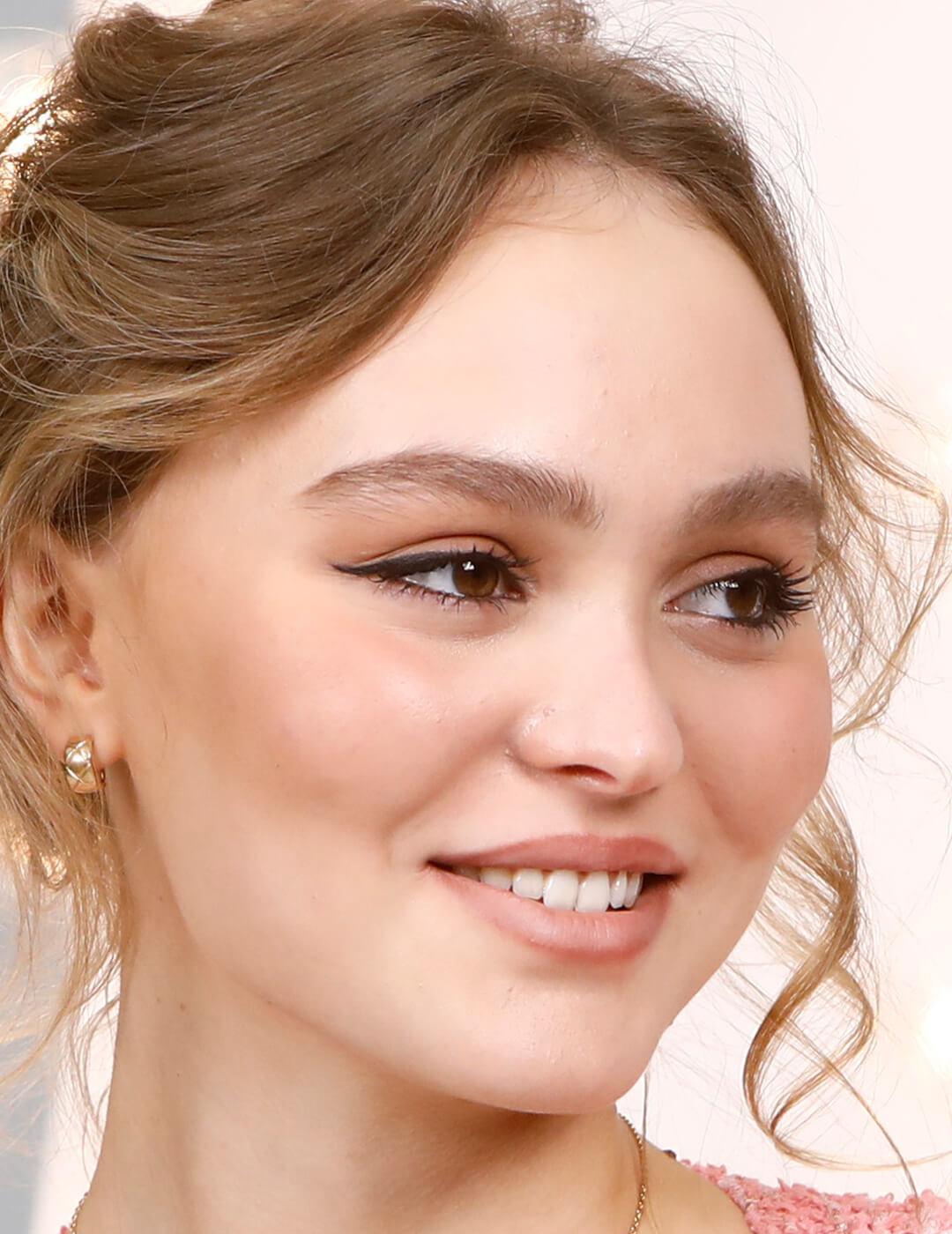 A photo of Lily Rose Depp with a winged eyeliner Desktop