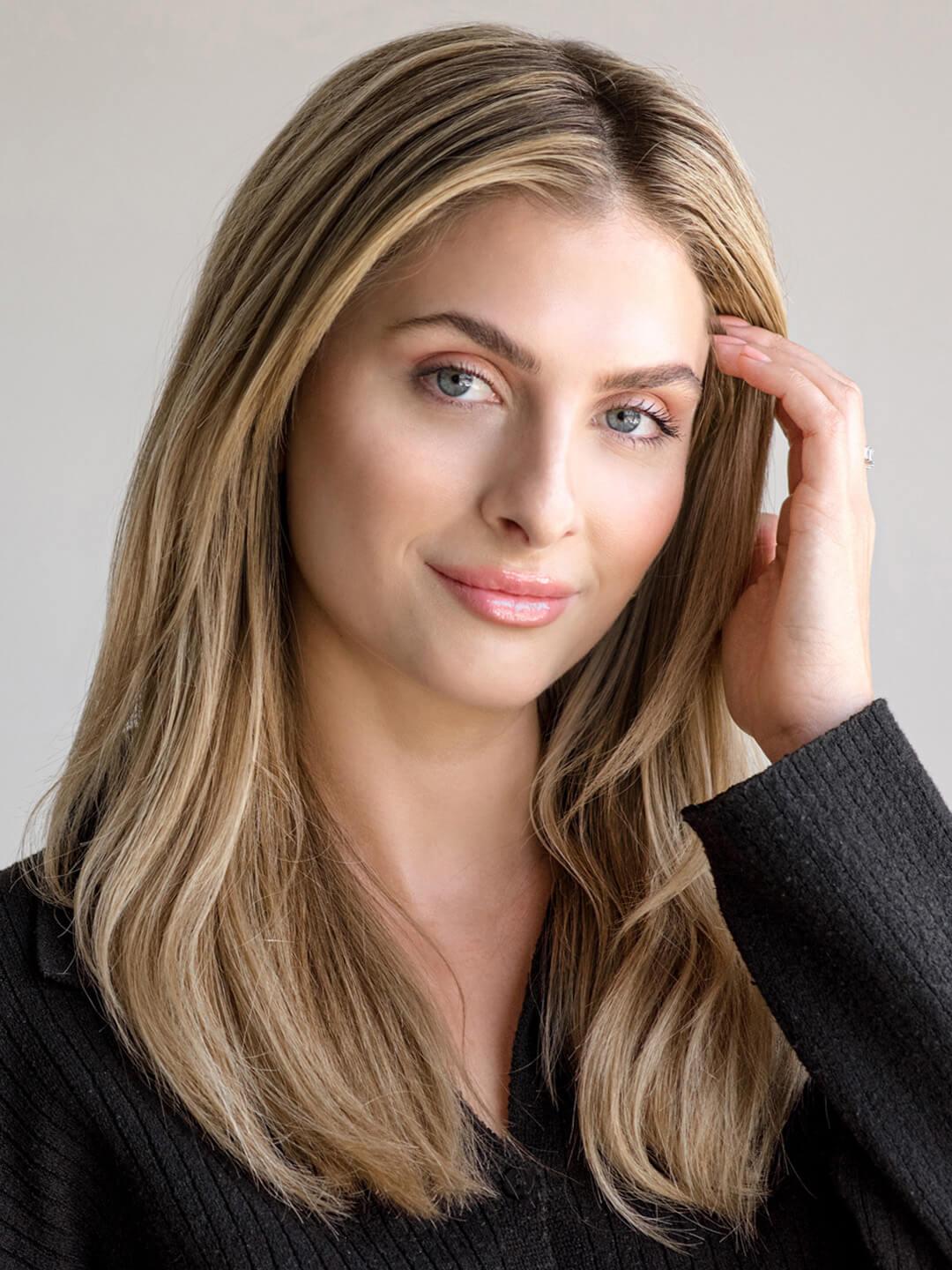 Close-up of a model with a dewy makeup look Desktop