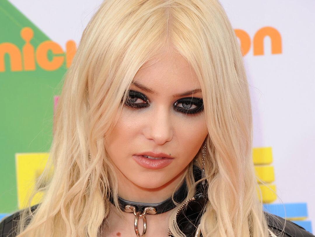 Taylor Momsen rocking a goth makeup look and leather choker Desktop
