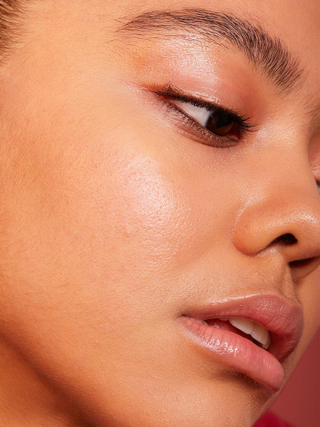 Close-up image of a woman rocking a no-makeup makeup look Desktop