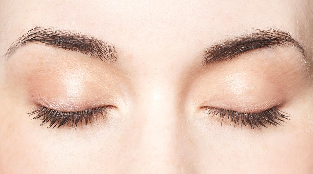 Close-up of a woman's closed eyes Desktop