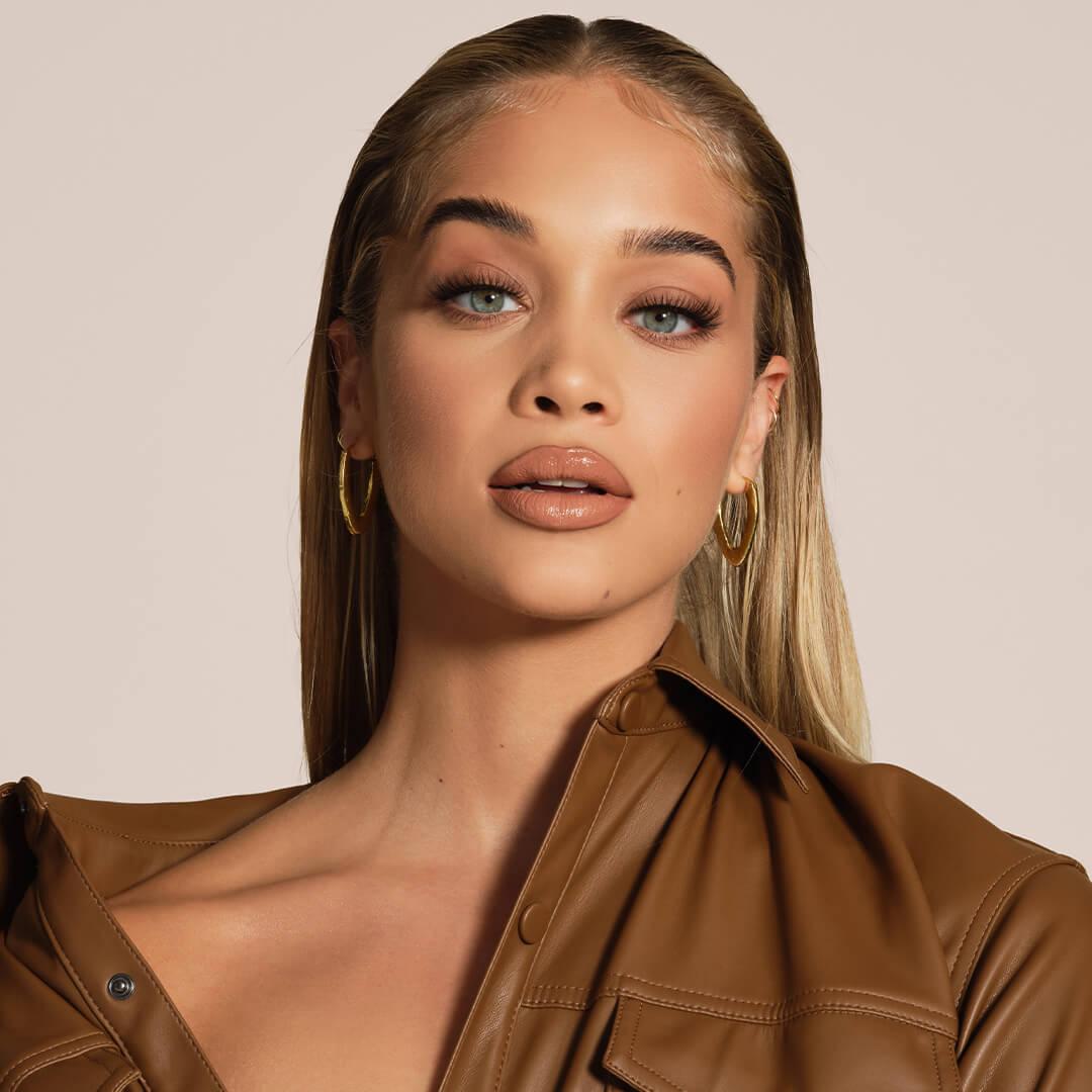 Jasmine Sanders looking glam in a brown leather jacket and glowy neutral makeup look Desktop