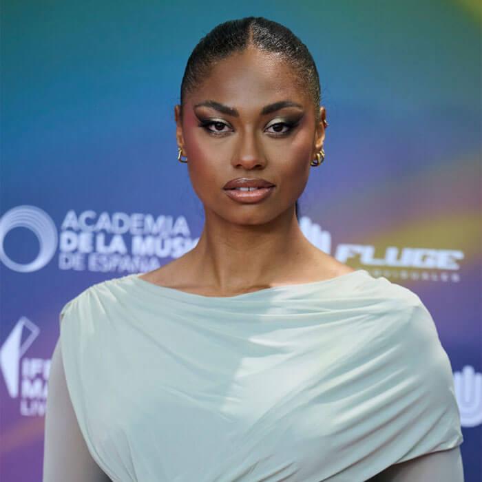 Nia attends to the red carpet of the Spanish Music Academy Awards 2024 Mobile