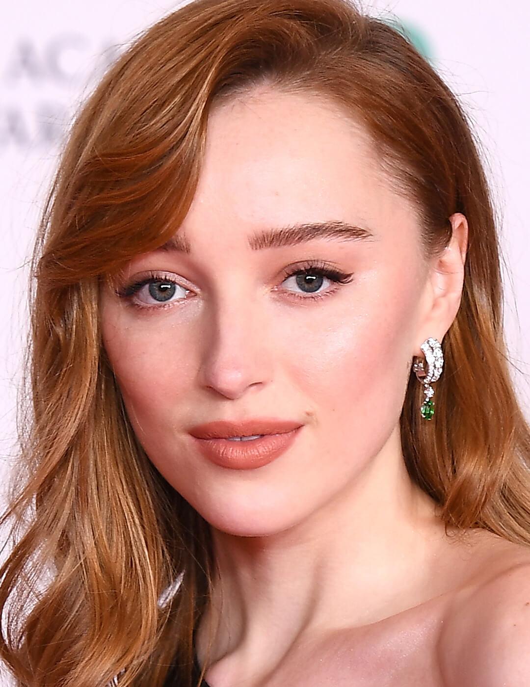 An image of Phoebe Dynevor with a blush all over look Mobile