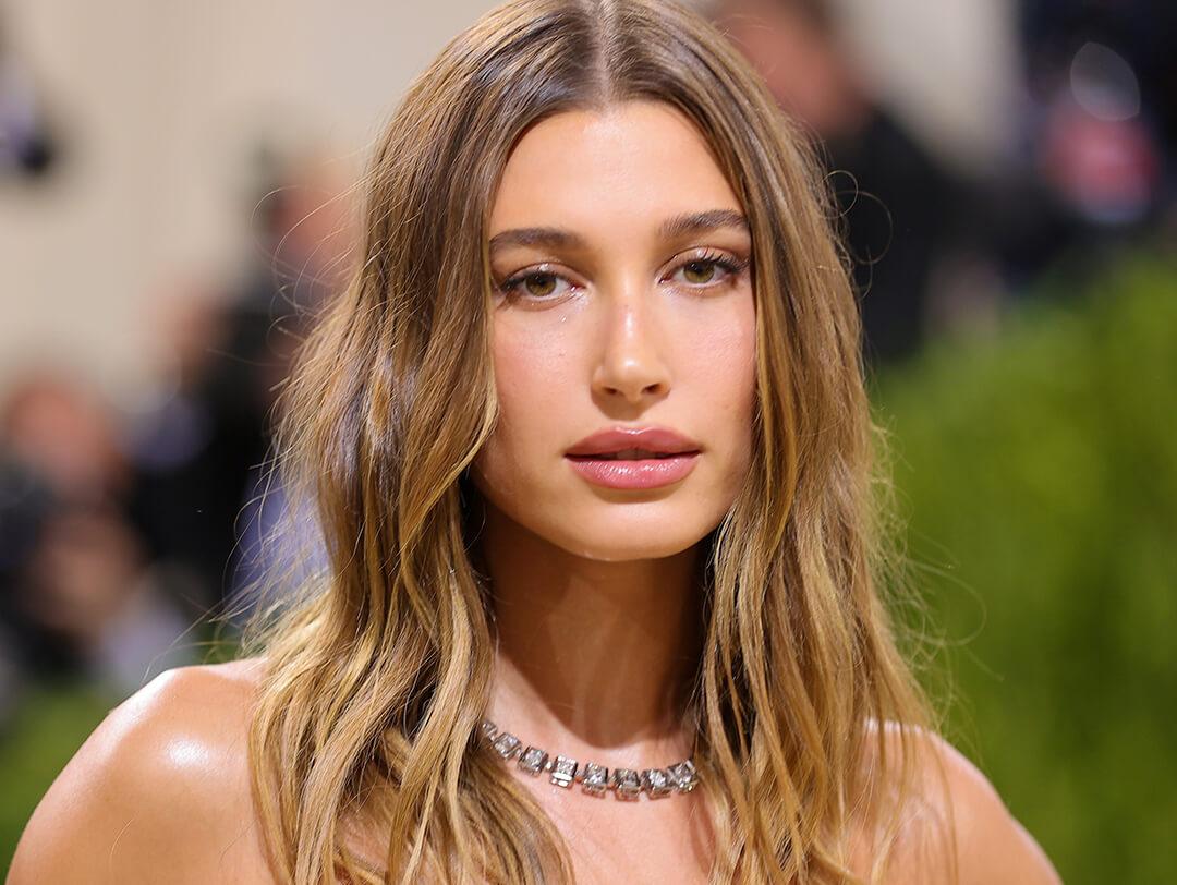 Hailey Bieber rocking a no-makeup makeup look on the red carpet Desktop