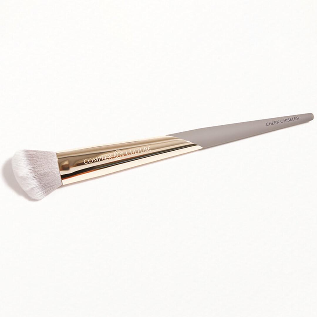 COMPLEX CULTURE Cheek Chiseler Blush Brush Mobile productId:p-kpfsxlxzr09a1wwe