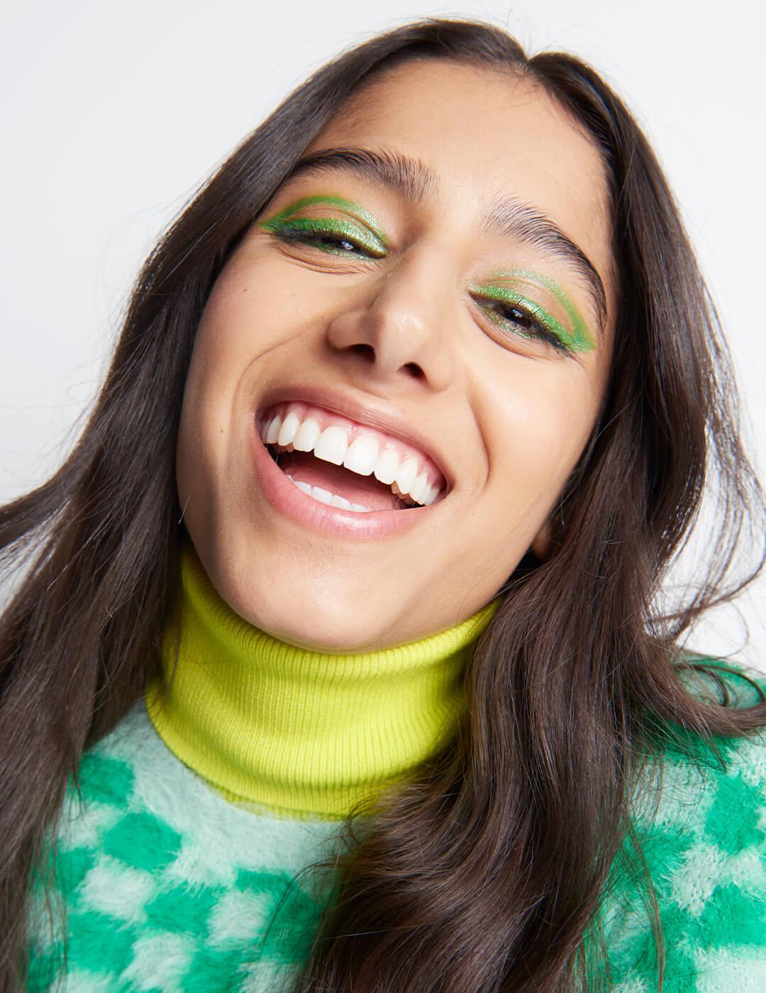 Portrait of young fashionable woman Desktop