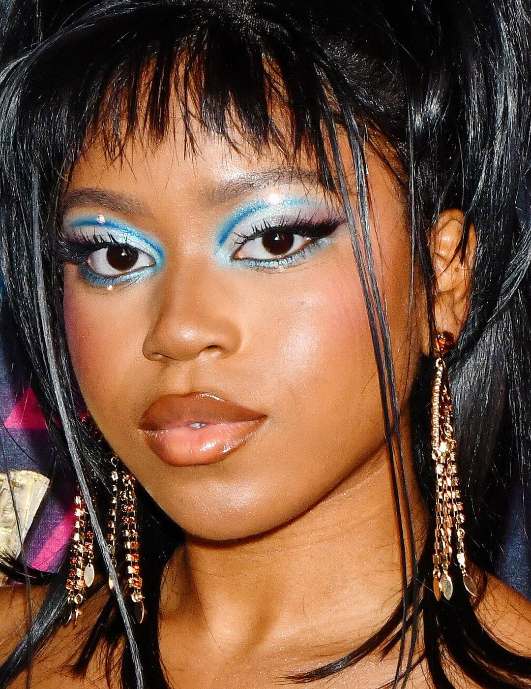 Riele Downs rocking a graphic blue eyeliner makeup look Desktop