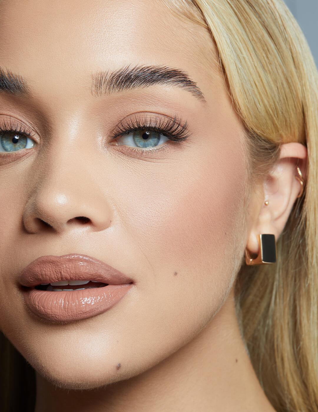 Close-up image of Jasmine Sanders rocking a neutral makeup look Desktop