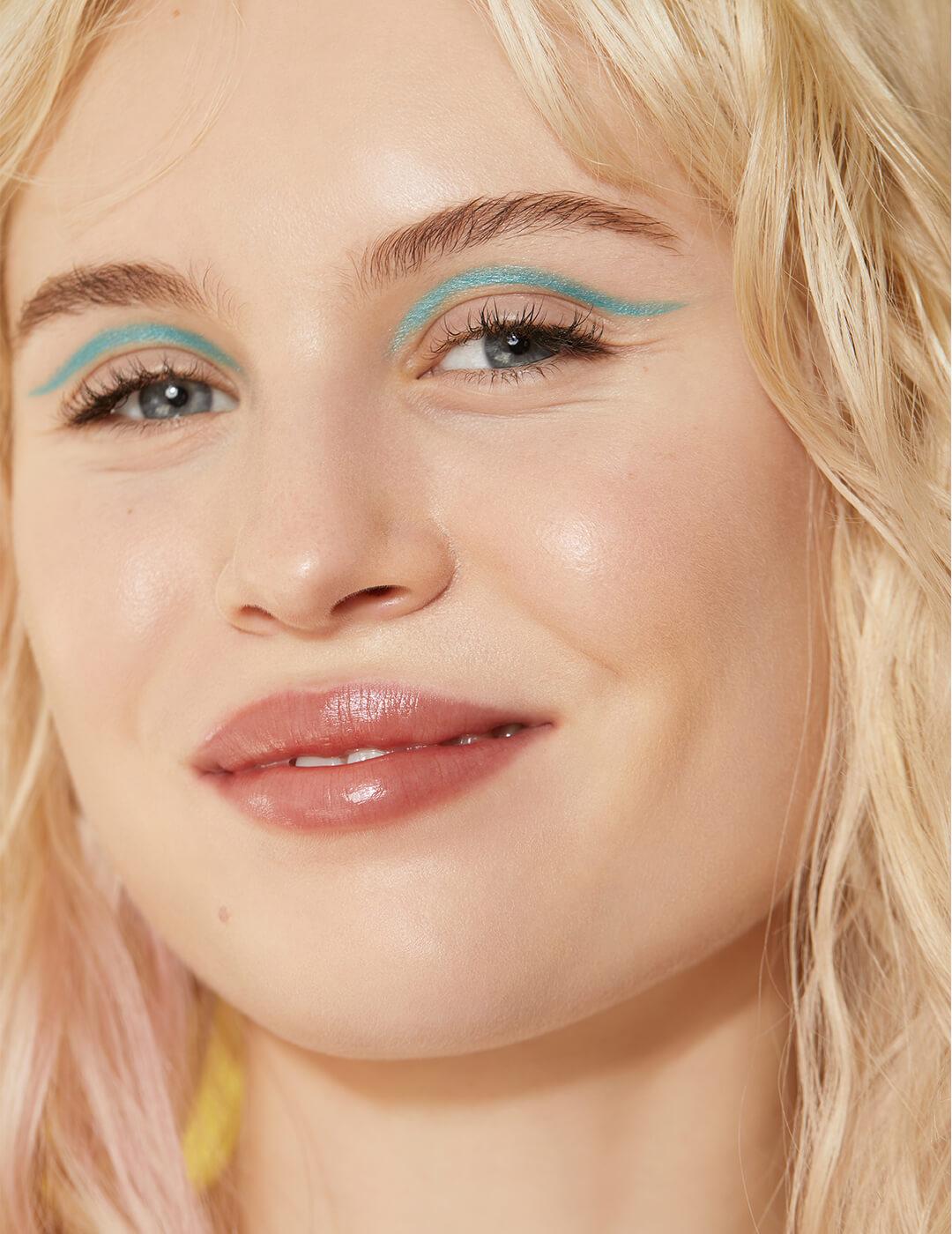 Close-up of a model rocking an aquamarine cut crease eye makeup look Desktop