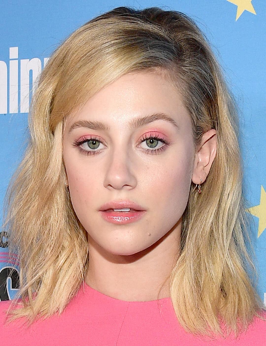 Lili Reinhart rocking a peach eyeshadow makeup look paired with nude lips on the red carpet Mobile