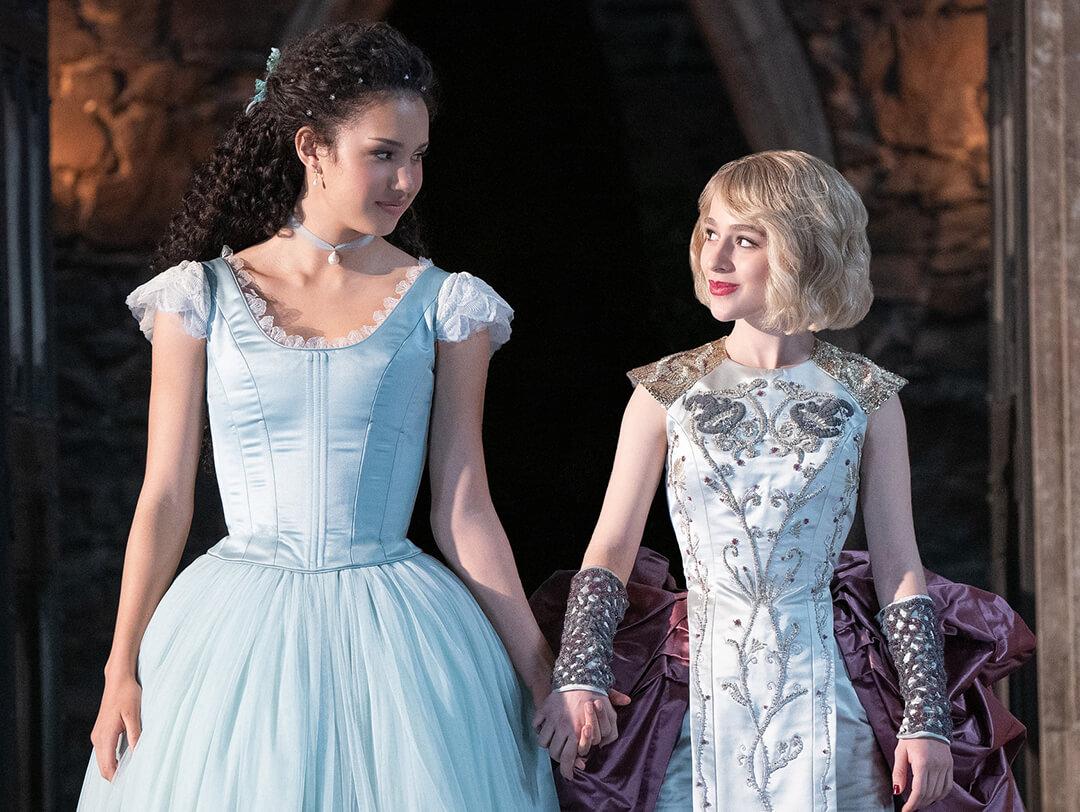 Sofia Wylie and Sophia Anne Caruso as Agatha and Sophie in Netflix's The School for Good and Evil Desktop