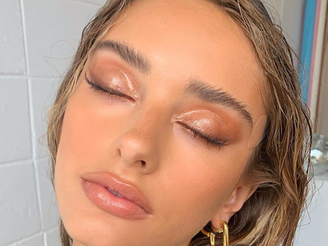 An image of a woman showing her smokey-eye makeup in a corridor Desktop